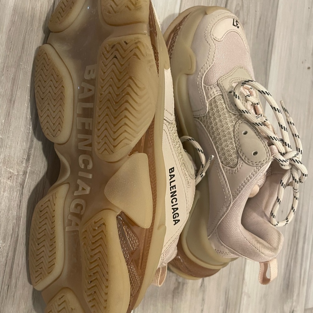 Balenciaga Triple S sneakers size 7

Good as new! Worn only once. - Picture 4 of 6
